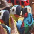 Perroquets décorés au marché