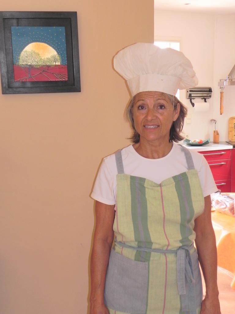 La cuisinière (Micheline SaintGérand) est prête pour le tournage