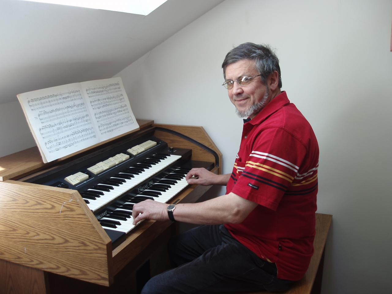 Georges joue de l'orgue
